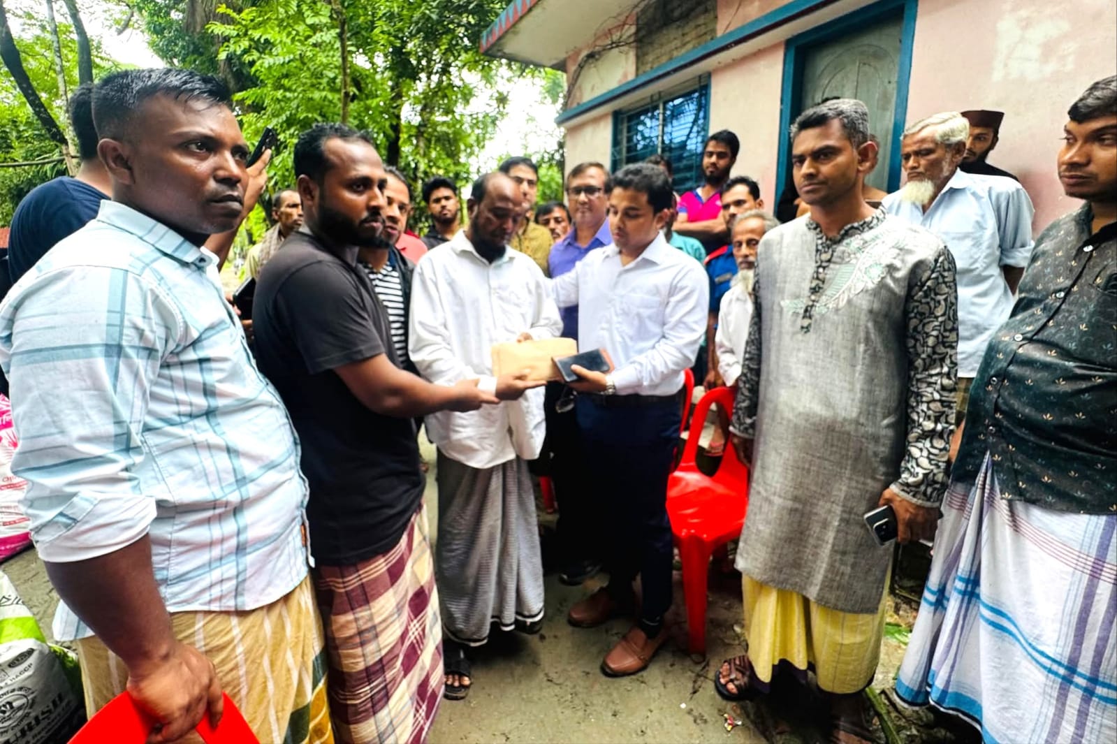 লক্ষ্মীপুরে সড়ক দুর্ঘটনায় নিহতদের পরিবারকে প্রশাসনের অনুদান প্রদান